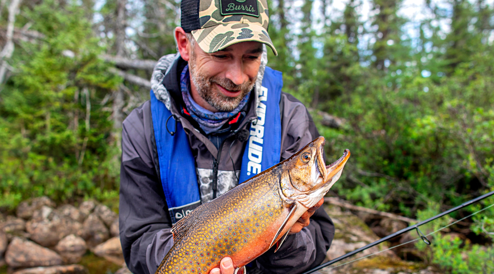Une homme et sa truite mouchetée