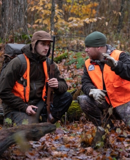 Deux chasseurs en train de discuter