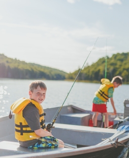 Deux enfants à la pêche 