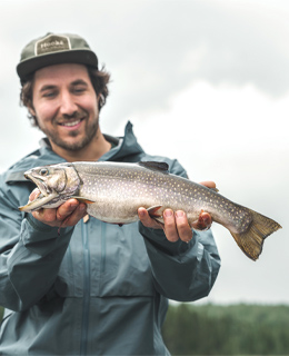 Homme qui tiennent un poisson.