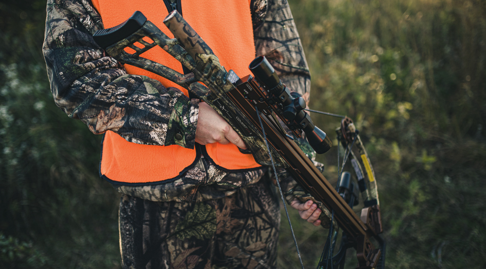 Chasseur avec une arbalète dans les mains.
