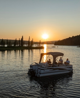Un ponton sur le lac au coucher de soleil