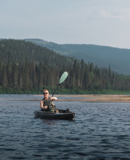 Un homme qui fait du kayak