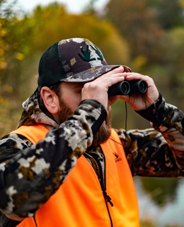 Un chasseur qui observe avec des jumelles