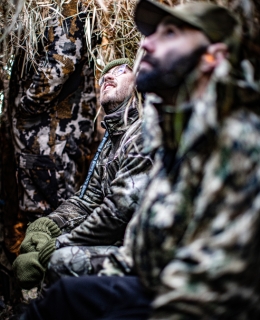 Deux chasseurs à l'intérieur d'une cache