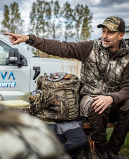 Un homme qui fait une présentation de vêtements de chasse