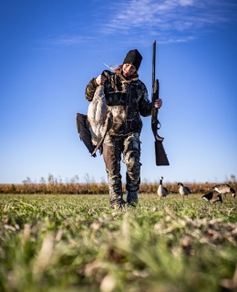 Un chasseur avec son oiseau