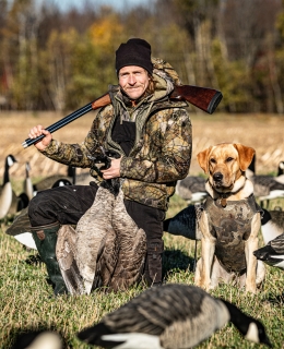 Un chasseur avec son chien