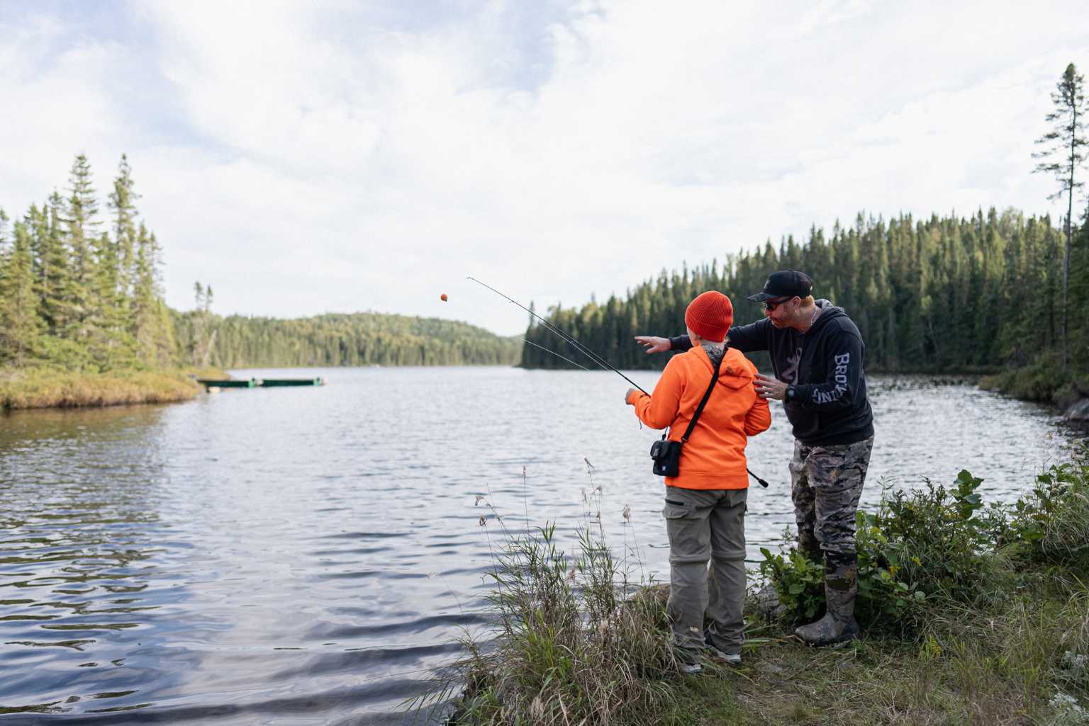 Un jeune pêcheur qui reçoit des conseils de pêche