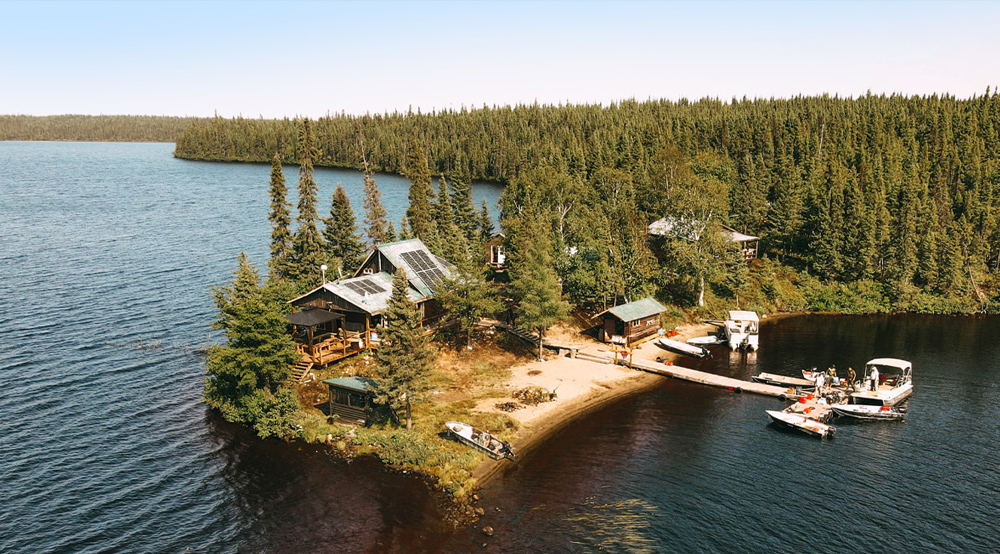 Lac Lacroix outfitter in summer