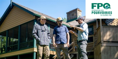 Trois travailleurs devant un chalet avec logo FPQ
