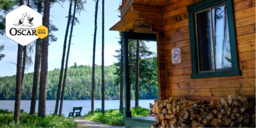 Wood cottage with lake view and Pourvoirie du Lac Oscar logo