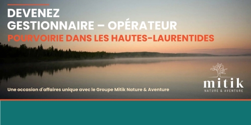 Un lac avec un coucher de soleil