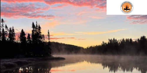 Paysage nature avec ciel rose et logo Waban-Aki