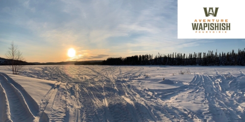 Paysage d'hiver avec pistes de motoneige à Aventure Wapishish